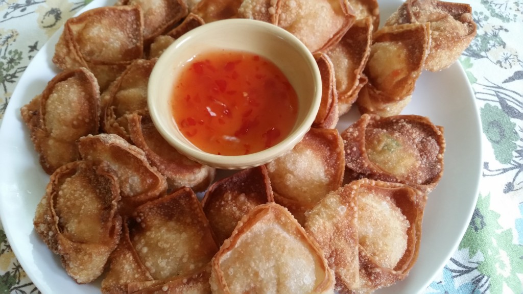 Wontons and sweet chili sauce